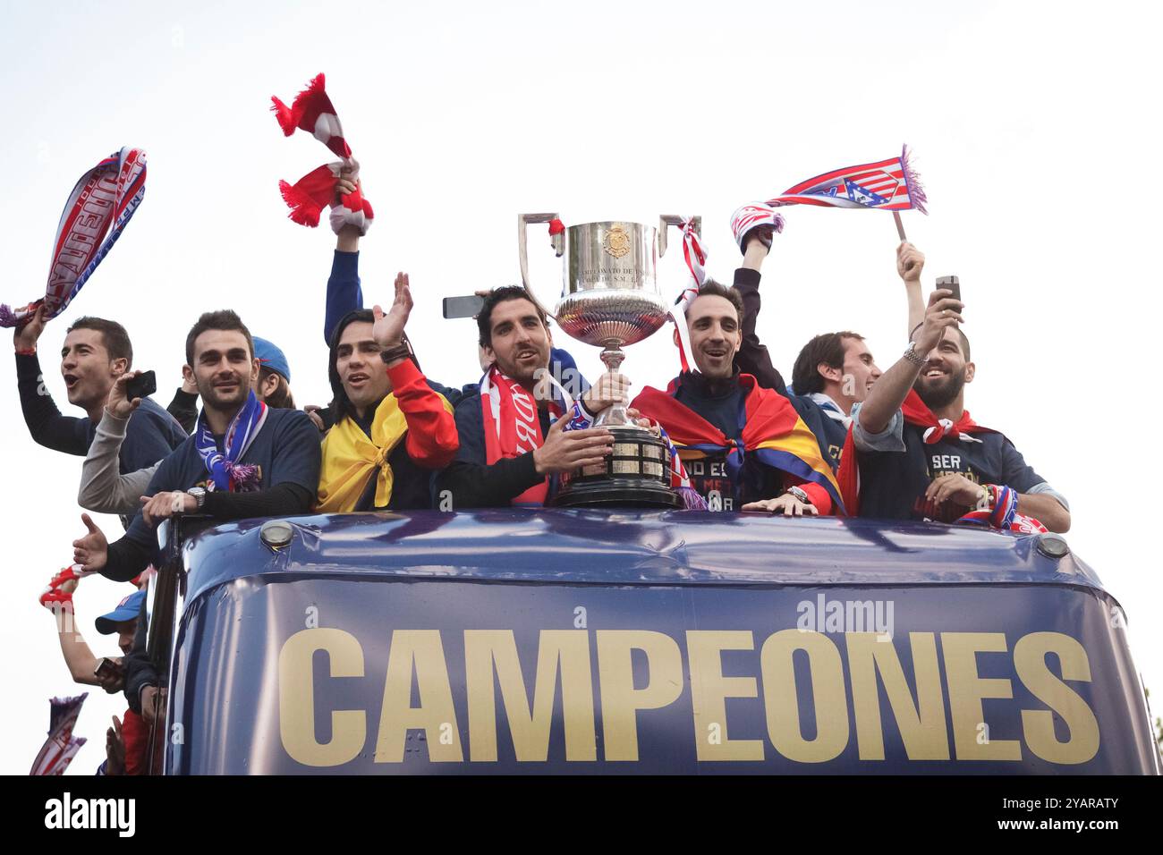 MADRID, SPANIEN - 18. MAI 2013: Atletico de Madrid-Spieler während der Copa del Rey-Feier auf dem Neptune-Platz. (Foto: Guillermo Martinez) Stockfoto