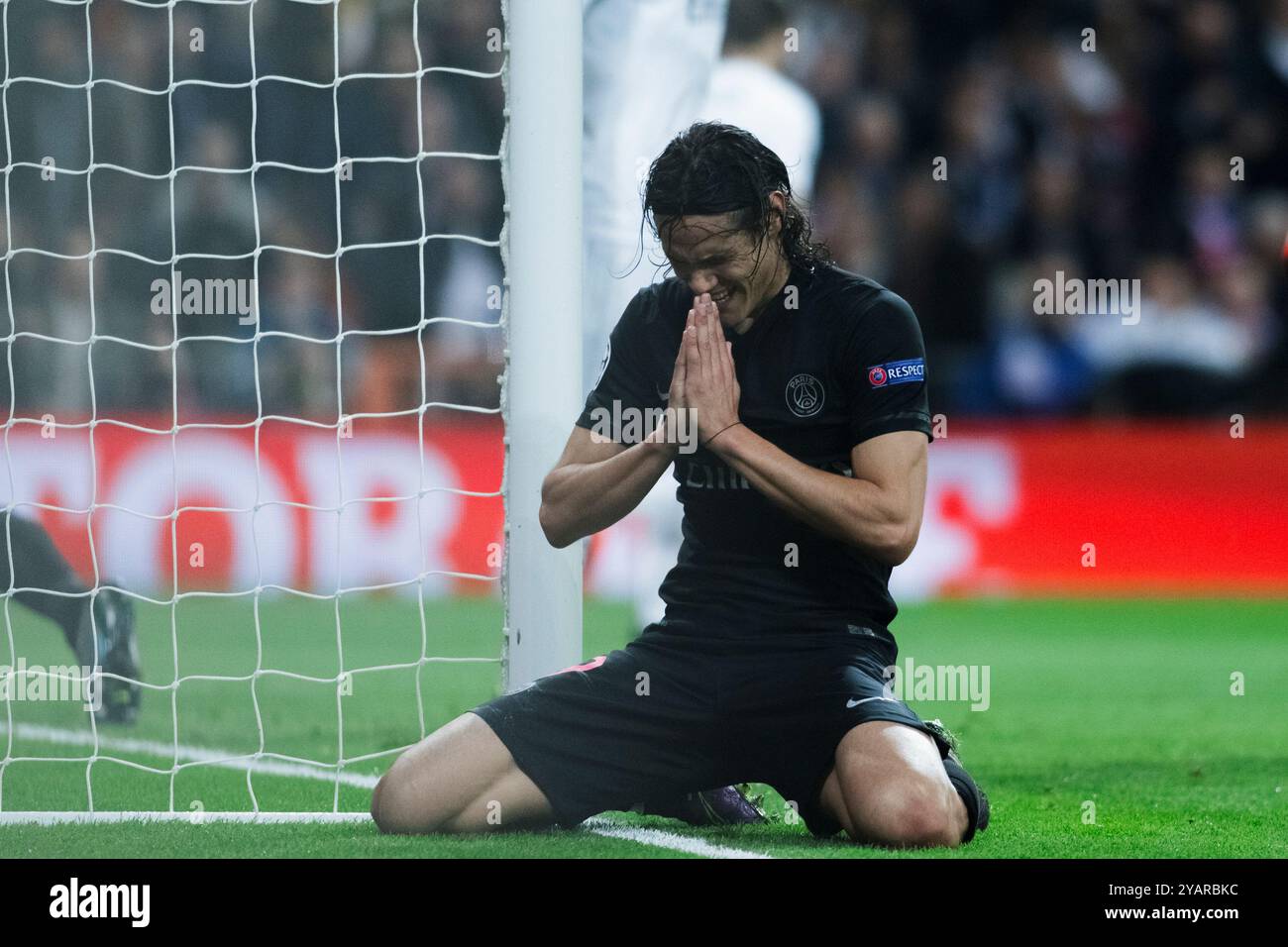 SPANIEN, Madrid: Der uruguayische Stürmer von París Saint-Germain Edinson Cavani beklagt eine verpasste Chance während des Champions League-Spiels 2015/16 zwischen R Stockfoto