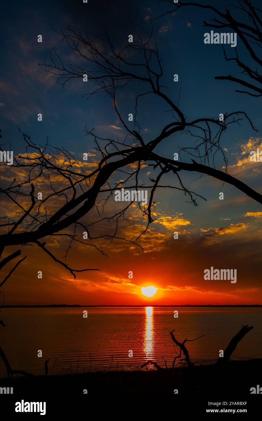 Dramatischer Sonnenuntergang am farbenfrohen Himmel am Joe Pool Lake Stockfoto