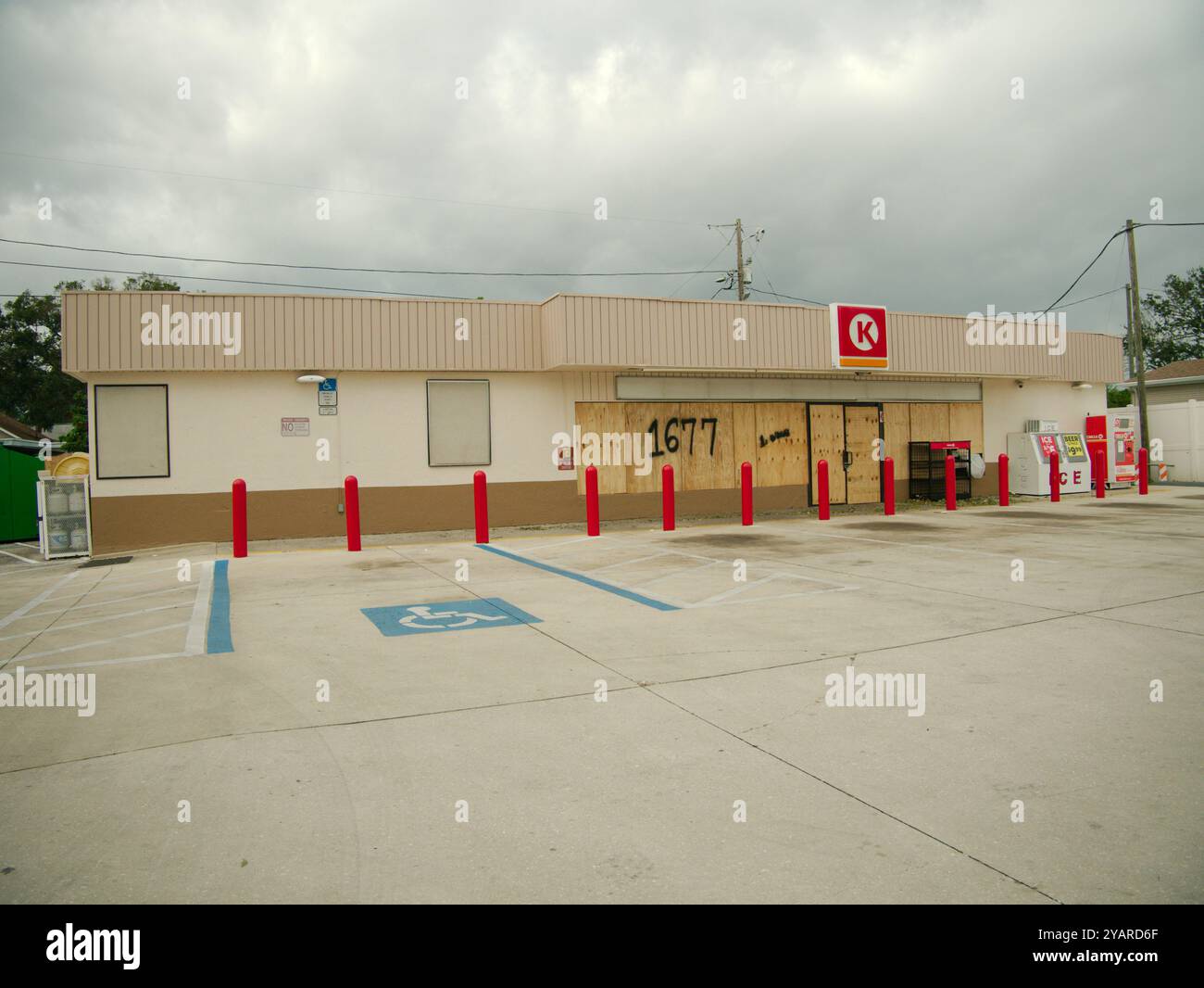 Nur zur redaktionellen Verwendung St. Petersburg, FL, USA 10. Oktober 2024. Circle K Stores und Tankstellenpumpen, nachdem Hurrikan Milton vorbeikommt. An Bord Stockfoto