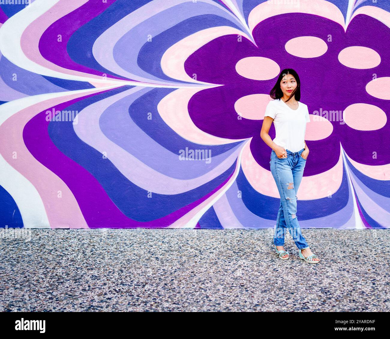 Schöne junge asiatische Frau Wind geblasenes Haar stehend Retro 60er Jahre Stil Fototapete Violett Rosa Blau weiß Kopie Raum Stockfoto