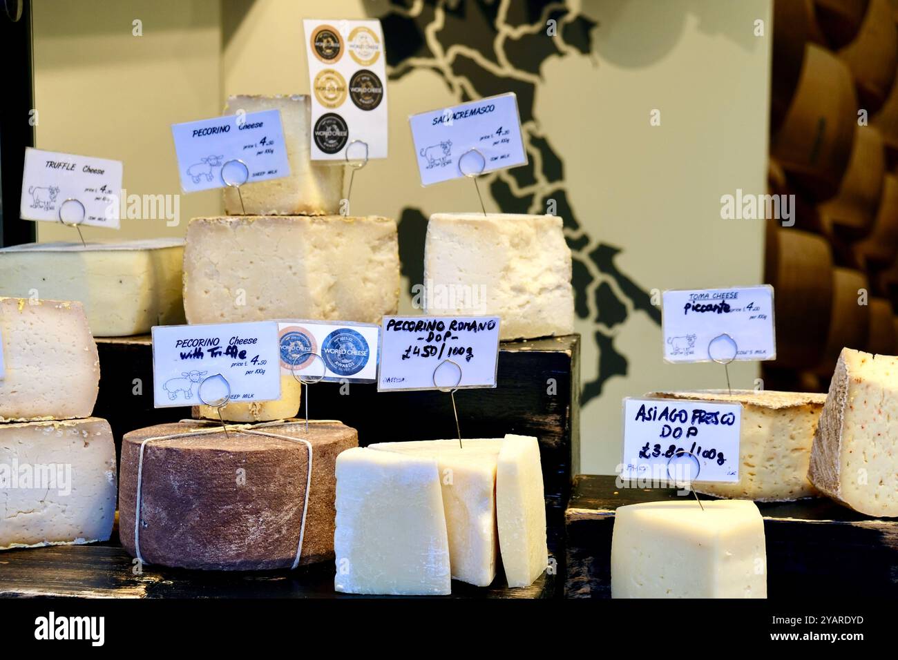 Italienischer Käse zum Verkauf vor einem Käsestand in Borough Market, London. Stockfoto