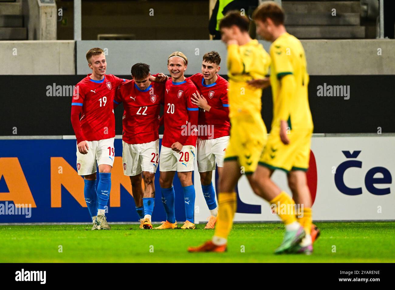 Hradec Kralove, Tschechische Republik. Oktober 2024. Jaroslav Harustak, Matej Jurasek, Matej Sin, Krystof Danek feiern das zweite Tor während der U21-Europameisterschaft 2025 Qualifikationsgruppe A: Tschechien gegen Litauen in Hradec Kralove, Tschechien, 15. Oktober 2024. Quelle: David Tanecek/CTK Photo/Alamy Live News Stockfoto