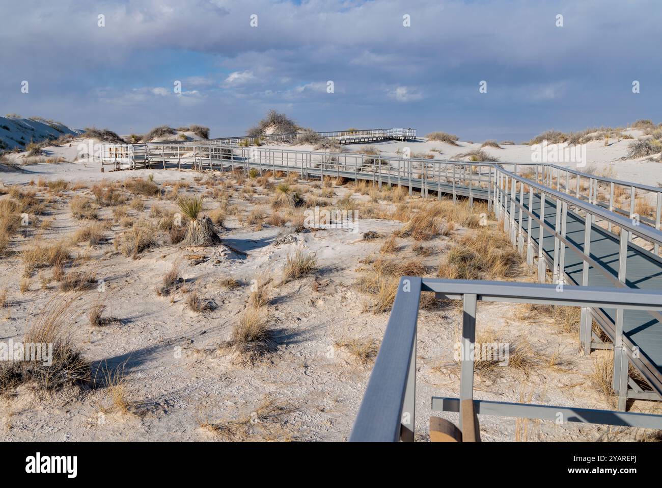 Interdune Boardwalk über die Gipssanddünen im White Sands National Park in der Nähe von Alamogordo, New Mexico Stockfoto