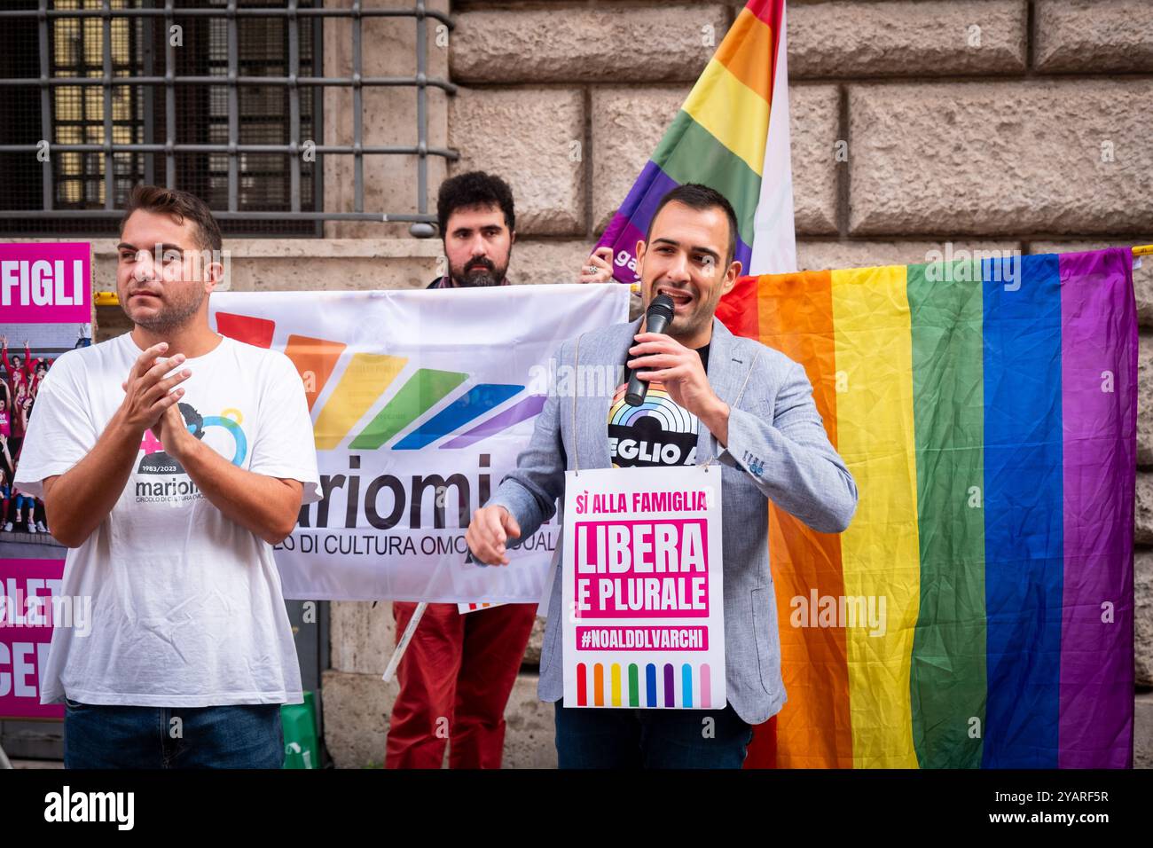 Rom, Rm, Italien. Oktober 2024. Bürger, Oppositionspolitiker und homosexuelle Paarverbände beteiligen sich an dem Protest gegen die Annahme des Gesetzes, das Leihmutterschaft zu einem universellen Verbrechen für italienische Bürger machen wird, auch wenn sie in Ländern vollzogen wird, in denen sie legal und reguliert ist. "Ja zur freien und pluralen Familie" liest das Zeichen. (Kreditbild: © Marco Di Gianvito/ZUMA Press Wire) NUR REDAKTIONELLE VERWENDUNG! Nicht für kommerzielle ZWECKE! Stockfoto