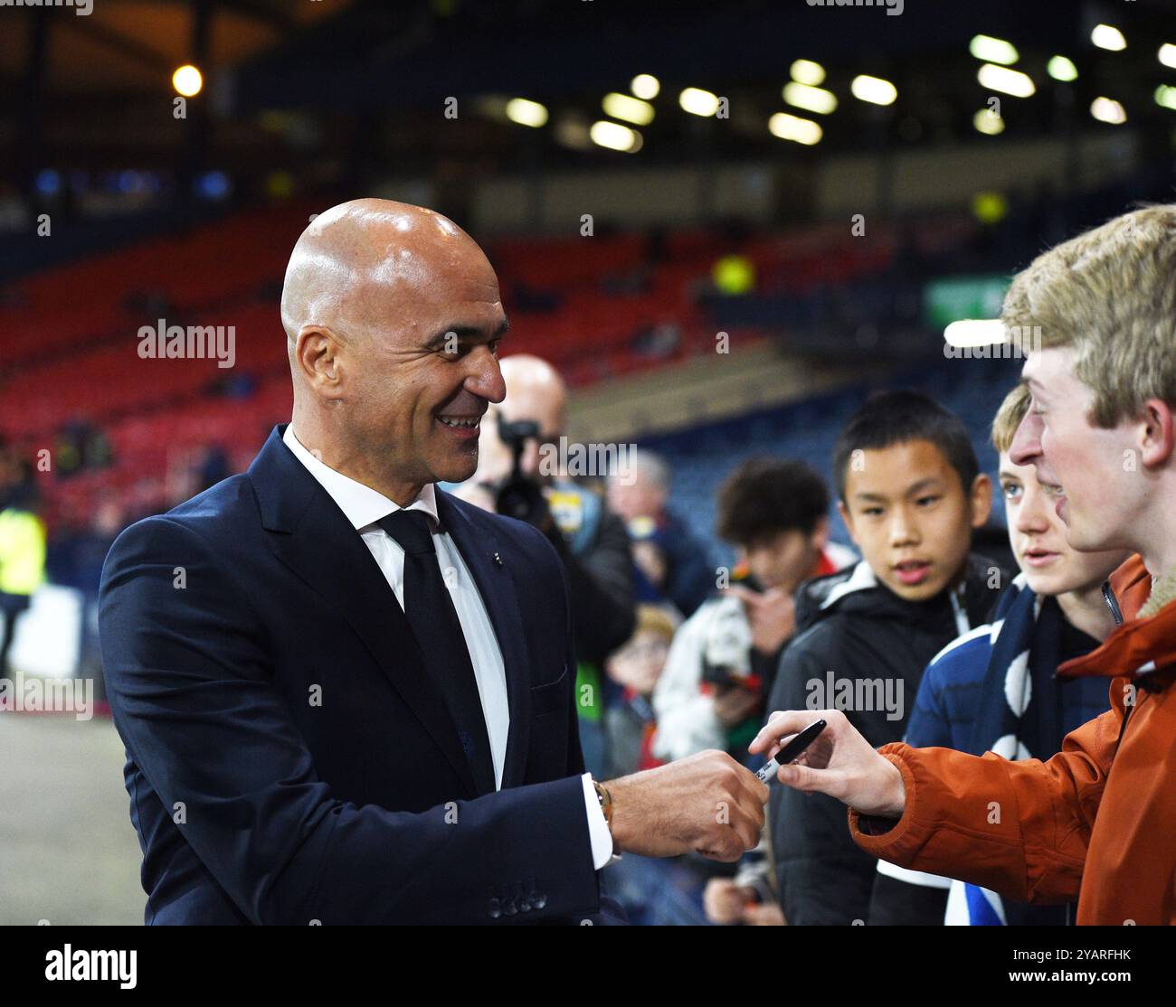 . Schottland gegen Portugal UEFA Nations League: League A, Gruppe 1 15. Oktober 2024 Hampden Park, Glasgow. Schottland . UK Portugal Coach Roberto Mart'nez unterzeichnet Autogramme für Fans . Quelle: eric mccowat/Alamy Live News Stockfoto