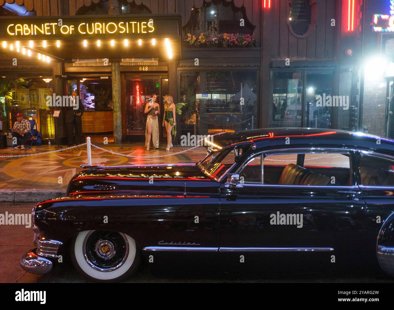 Antikes Auto vor Cliftons, Broadway Night Lights Street Festival, 12.10.2024, Downtown Los Angeles, Kalifornien, Vereinigte Staaten von Amerika Stockfoto