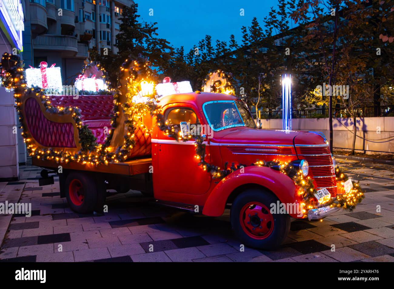 Dekorativer Weihnachtswagen. Weihnachtsdekoration in Bukarest, Rumänien Stockfoto
