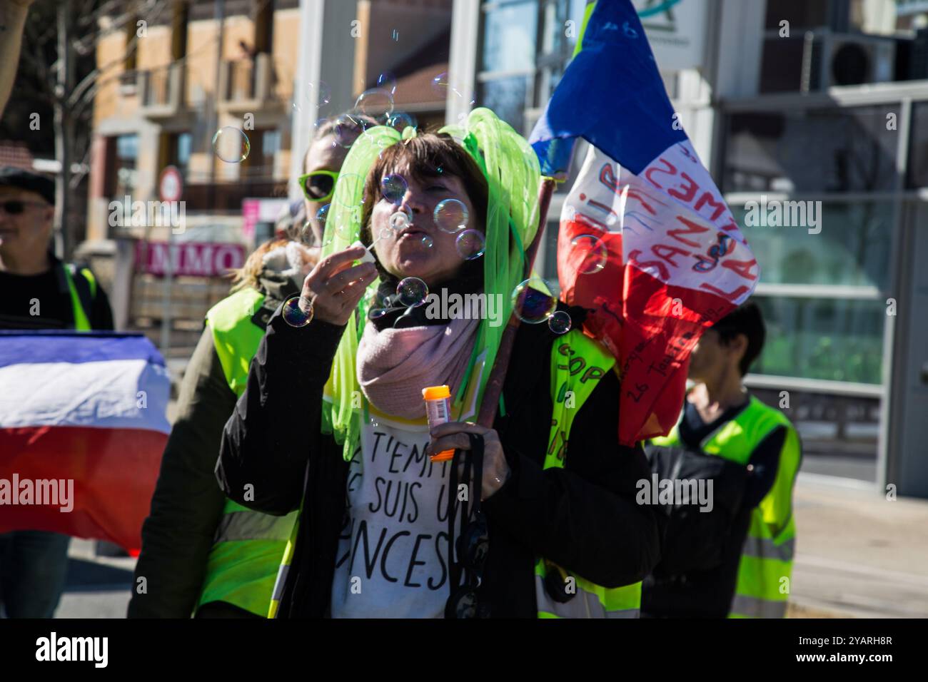 Die Demonstranten der Gelbwesten treffen sich in der französischen südöstlichen Stadt Sisteron und begeben sich dann in die Stadt Gap, um an der 15. Woche der Märsche teilzunehmen. Etwa 800 Demonstranten wurden in Gap demonstriert, während Tausende Demonstranten am Samstag in Paris und ganz Frankreich an Märschen teilnahmen. Die Gilet Jaunes-Proteste begannen im November letzten Jahres gegen die Erhöhung der Dieselsteuer, entwickelten sich aber allmählich zu einer großen Bewegung gegen die Wirtschaftspolitik und Reformen des französischen Präsidenten Macron Stockfoto