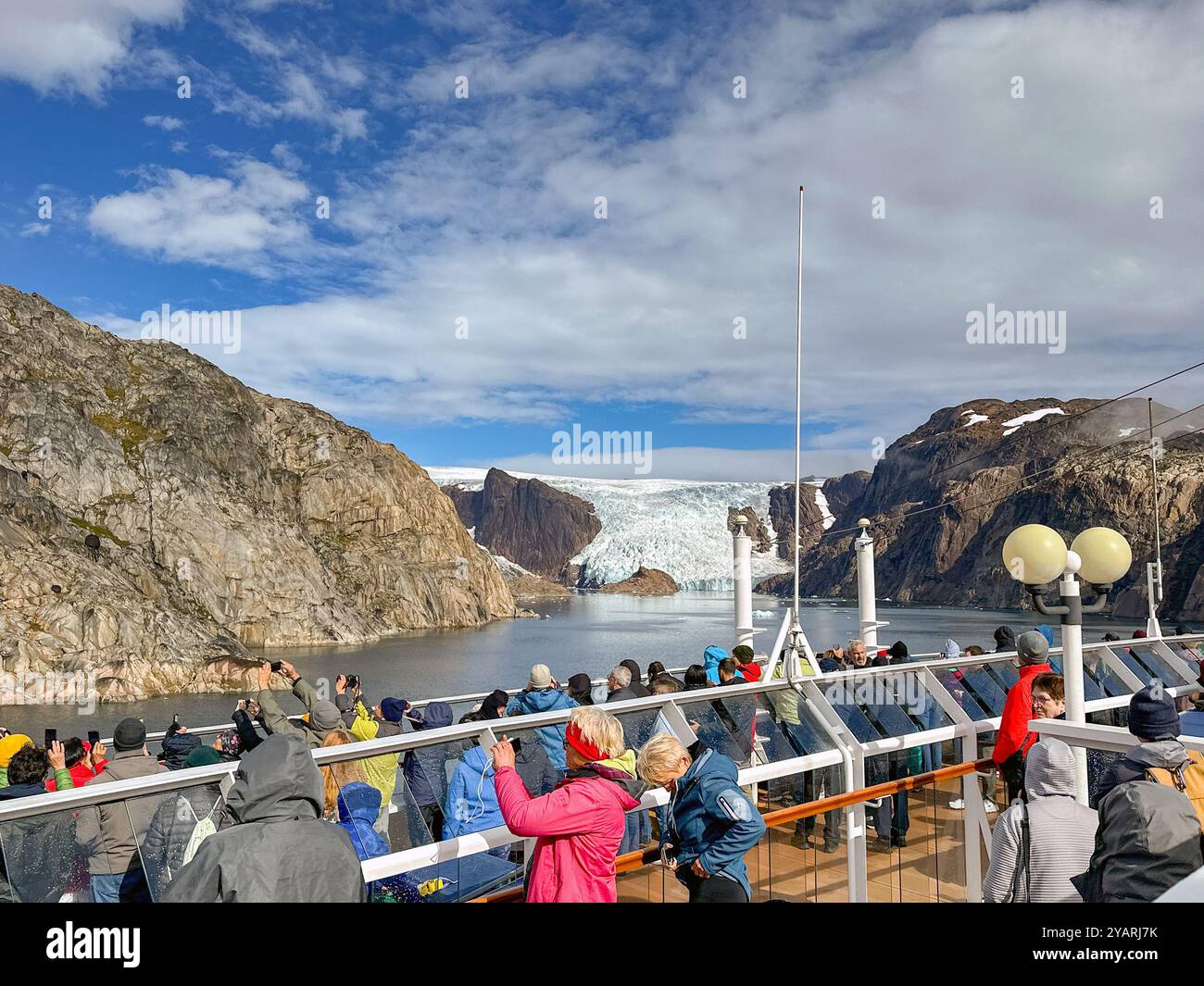 Prince Christian Sound, Grönland - 29. August 2024: Kreuzfahrtpassagiere sehen einen Gletscher in Prince Kristian Sund Stockfoto