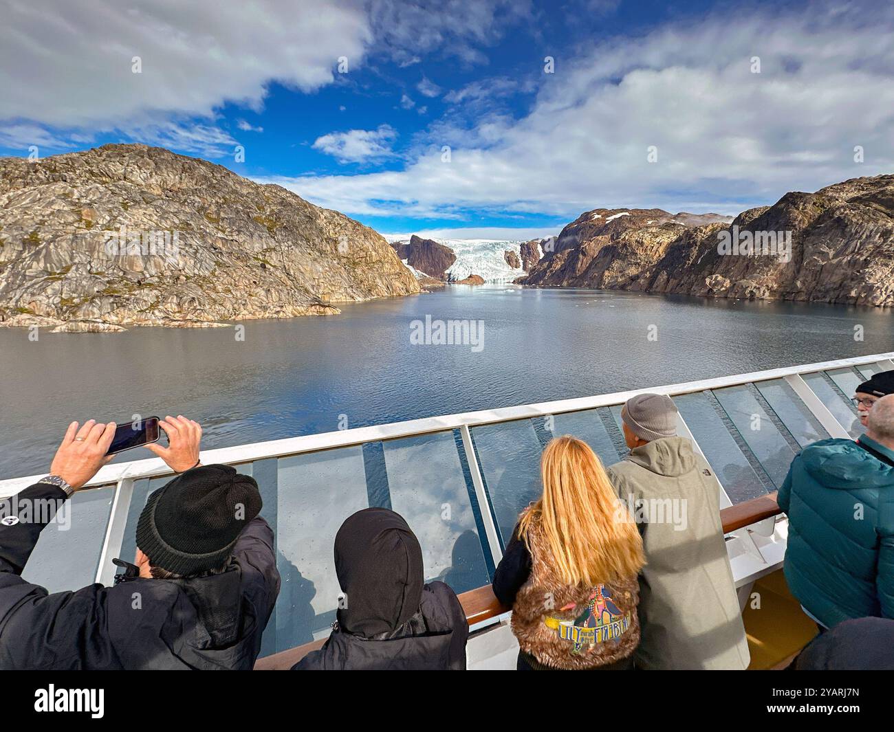Prince Christian Sound, Grönland - 29. August 2024: Kreuzfahrtpassagiere sehen einen Gletscher in Prince Kristian Sund Stockfoto