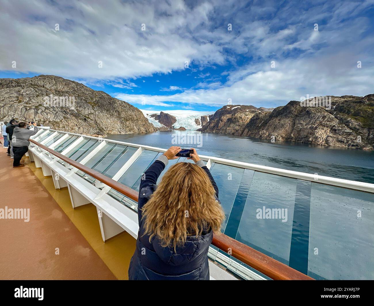 Prince Christian Sound, Grönland - 29. August 2024: Kreuzfahrtpassagiere mit Blick auf die Felswände aus Granit an der Seite eines Fjords in Prince Kristian Stockfoto