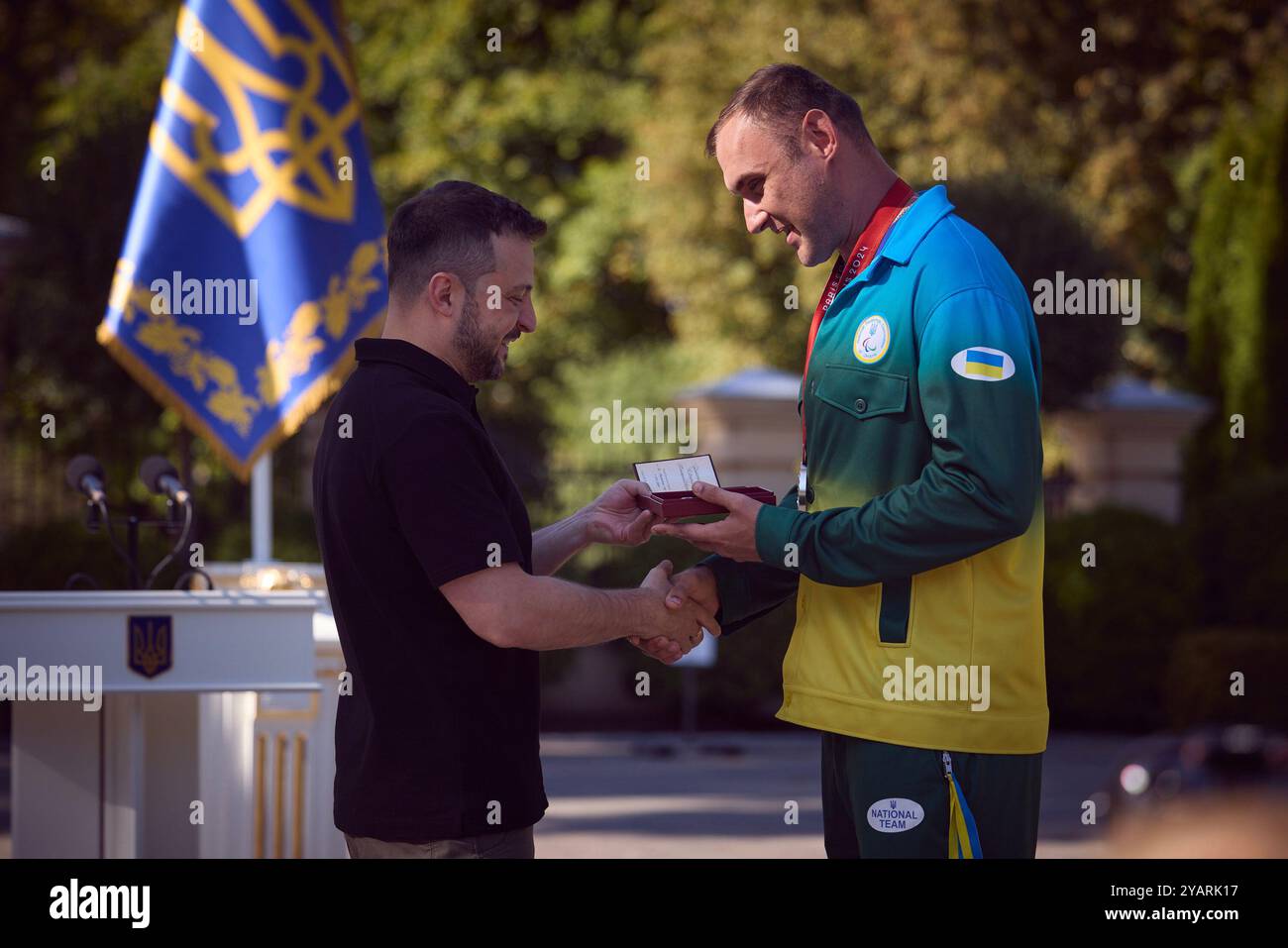 Präsident Wolodymyr Zelenskyj traf sich mit Mitgliedern der ukrainischen Paralympischen Nationalmannschaft – Champions und Medaillengewinner der XVII. Paralympischen Sommerspiele in Paris – und überreichte ihnen staatliche Auszeichnungen. Auch der ukrainische Premierminister Denys Schmyhal und der Minister für Jugend und Sport Matvii Bidnyi nahmen an der Zeremonie Teil. Der Präsident betonte, dass die Ukraine stolz auf all ihre Sporthelden sei, da die Paralympianer der Welt erneut gezeigt haben, dass die Ukrainer eine Nation starker Menschen sind. Stockfoto