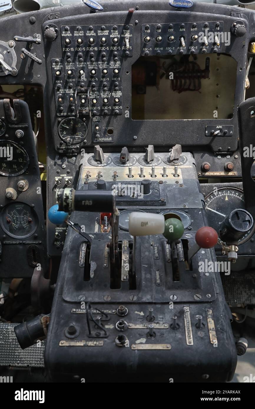 Kaputtes Armaturenbrett eines verlassenen kleinen Propellerflugzeugs Stockfoto