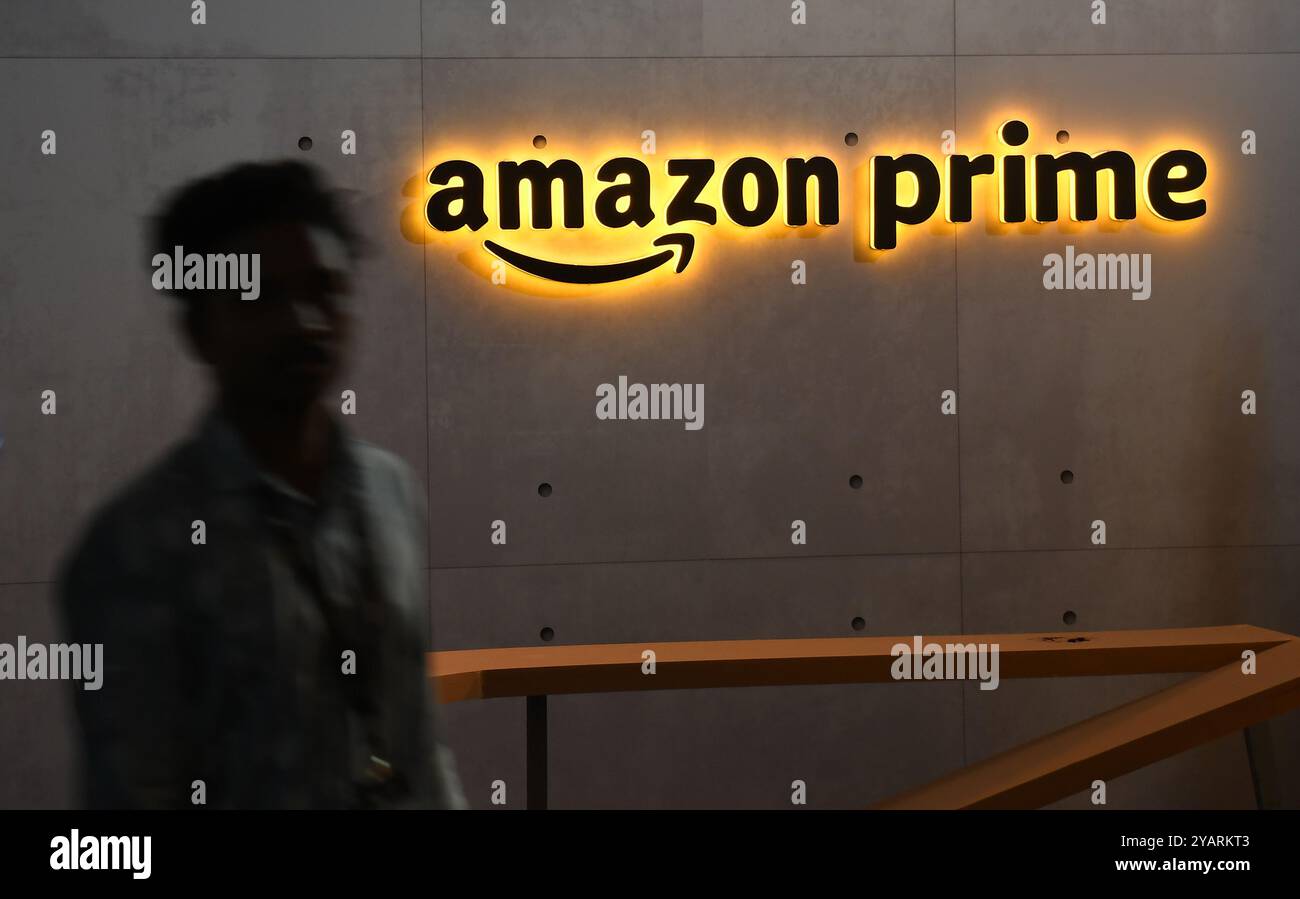 Mumbai, Indien. Oktober 2024. Das Amazon Prime-Logo ist am Veranstaltungsort für den Trailer der kommenden Webserie „Citadel : Honey Bunny“ in Mumbai zu sehen. (Foto: Ashish Vaishnav/SOPA Images/SIPA USA) Credit: SIPA USA/Alamy Live News Stockfoto