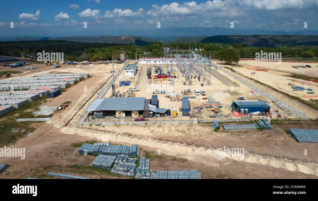 Drohnenaufnahmen von der Umspannstation eines Solarparks. Gerätewaage Stockfoto