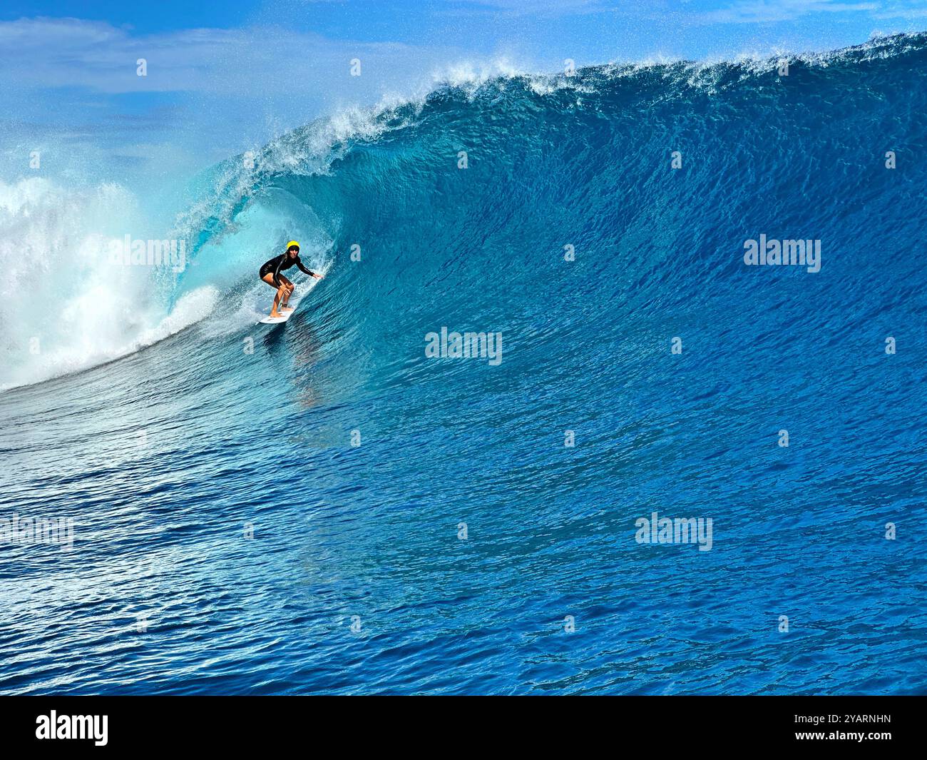 Ein Surfer auf einer riesigen Welle in Teahupo'o, Tahiti, dem Veranstaltungsort des Surfturniers 2024 bei den Olympischen Spielen. Stockfoto