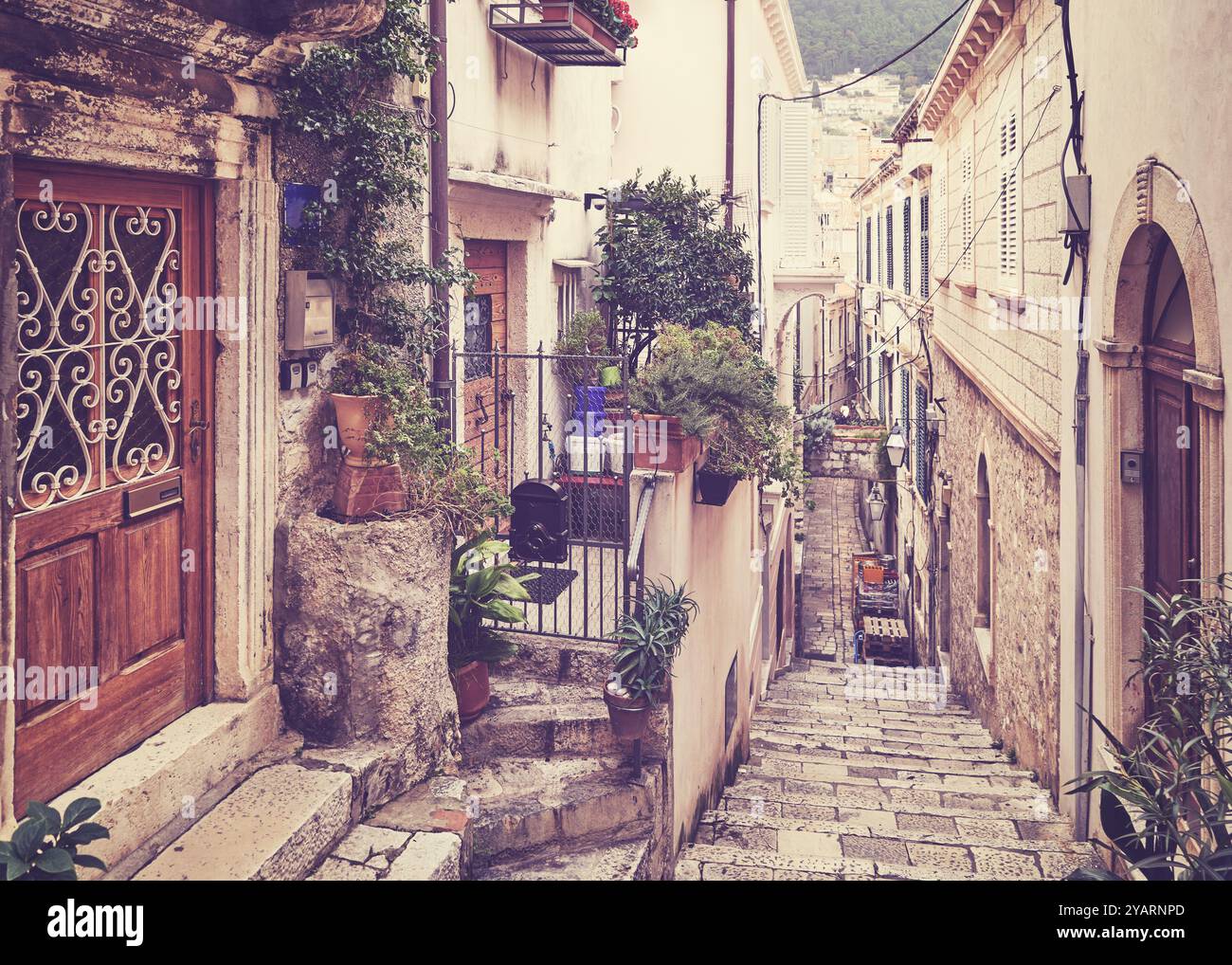 Eine enge Straße in der Altstadt von Dubrovnik, Farbton angewendet, Kroatien. Stockfoto