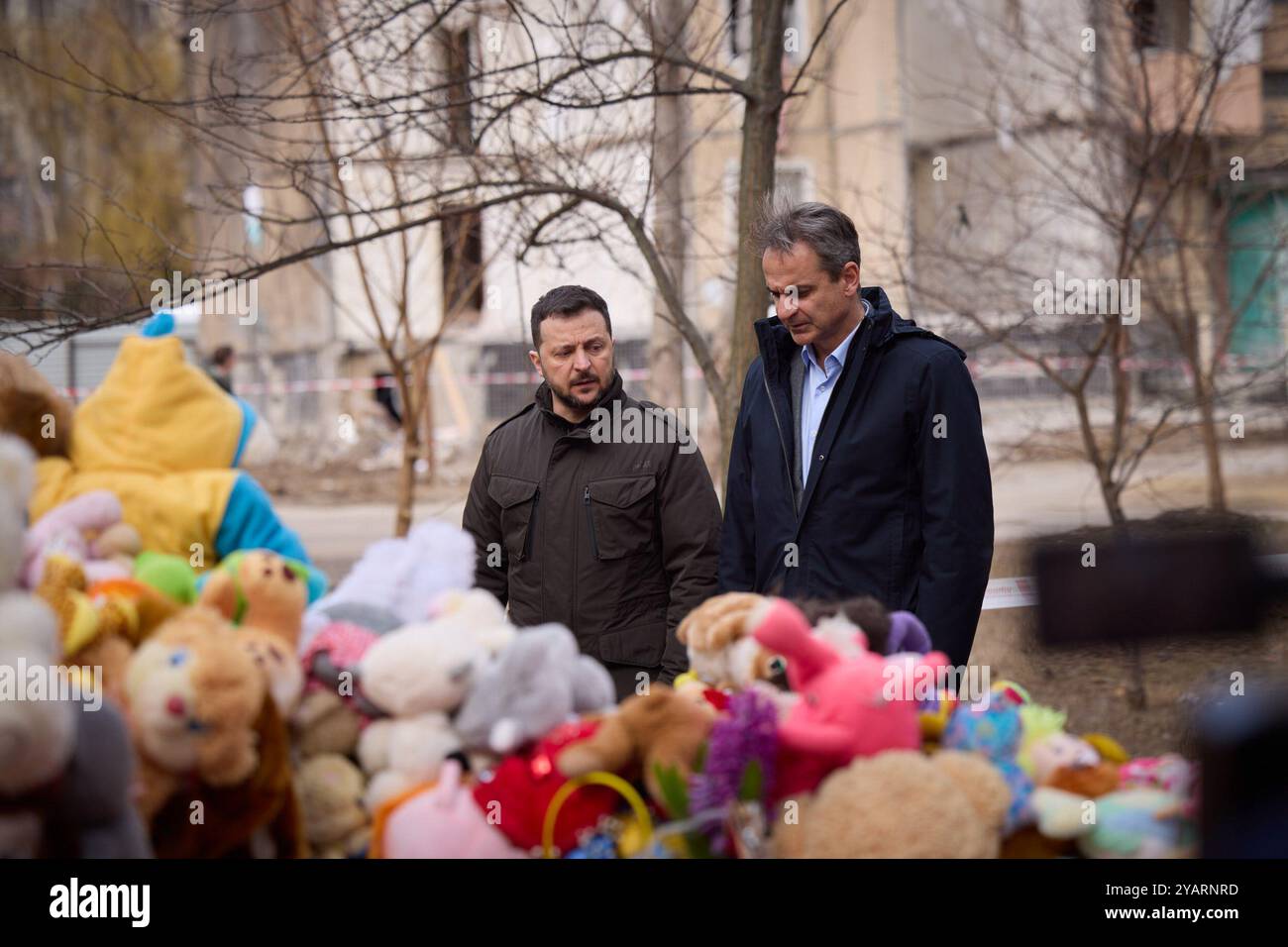 Während einer Arbeitsreise in die Region Odesa würdigten der ukrainische Präsident Wolodymyr Zelenskyj und der griechische Ministerpräsident Kyriakos Mitsotakis das Gedenken an die Bewohner von Odesa, die am 2. März getötet wurden, als ein UAV von Shahed auf ein neunstöckiges Wohngebäude traf. In der Nacht des 2. März zerstörte ein weiterer Angriff der Russischen Föderation mit Kamikaze-Drohnen auf die Stadt Odesa 18 Wohnungen und beschädigte 36 Wohnungen in einem Hochhaus in der Dobrovolskoho Avenue 134, wobei 12 Menschen, darunter fünf Kinder, getötet wurden. Weitere neun Menschen wurden verletzt. Stockfoto