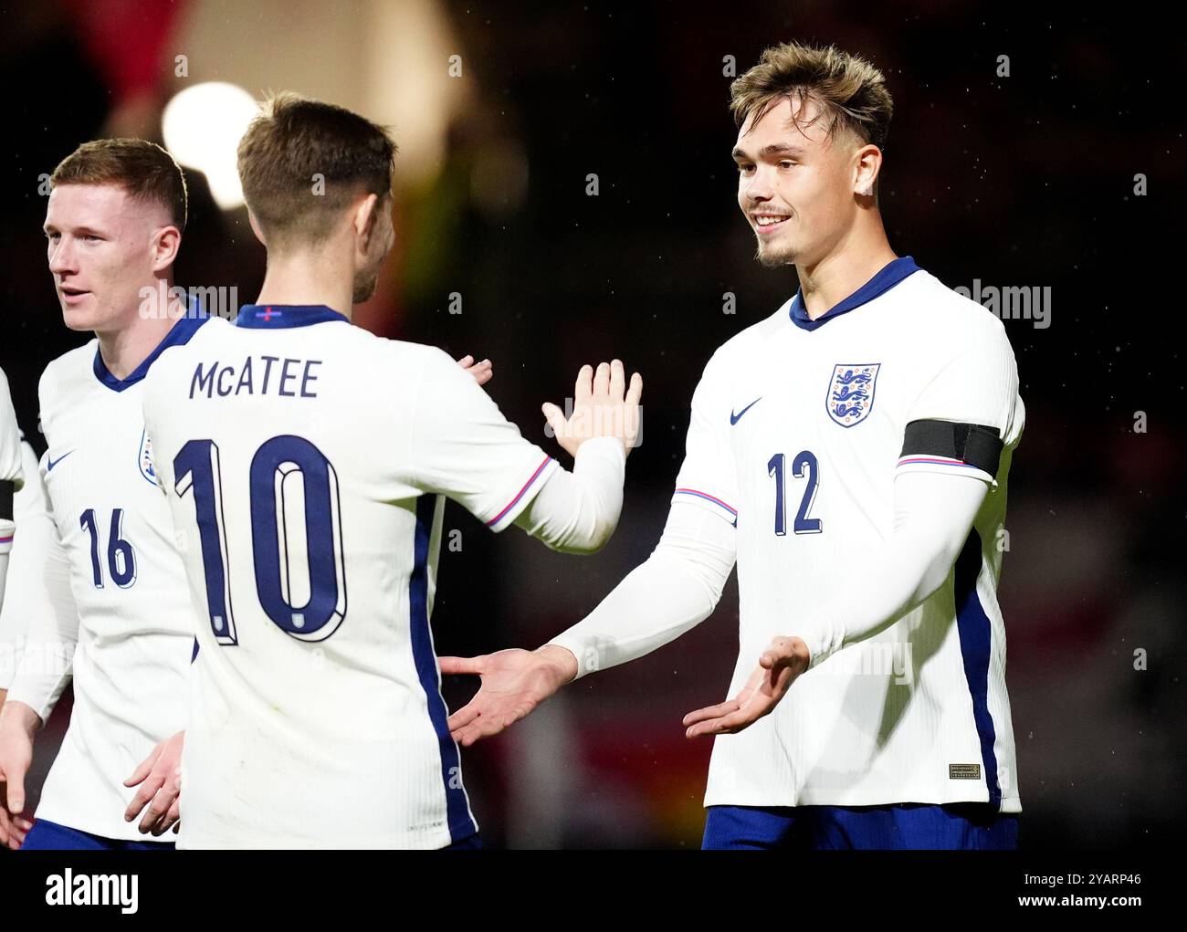 Der Englands Callum Doyle (rechts) feiert das zweite Tor ihrer Mannschaft im Spiel mit seinem Teamkollegen James McAtee (links) während des Qualifikationsspiels der Gruppe F zur UEFA Euro-U21-Meisterschaft in Ashton Gate, Bristol. Bilddatum: Dienstag, 15. Oktober 2024. Stockfoto