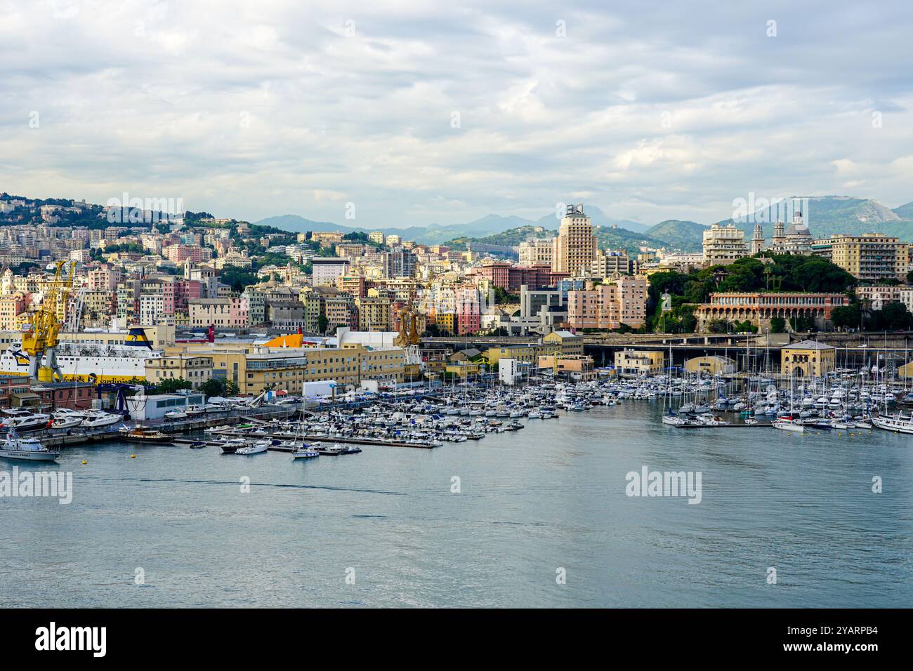 Genua, Italien - 27. Mai 2024: Panoramablick auf die Stadt Genova, alter Hafen, Yachthafen mit vielen Yachten, mehrstöckige Architektur auf einem Hügel Stockfoto