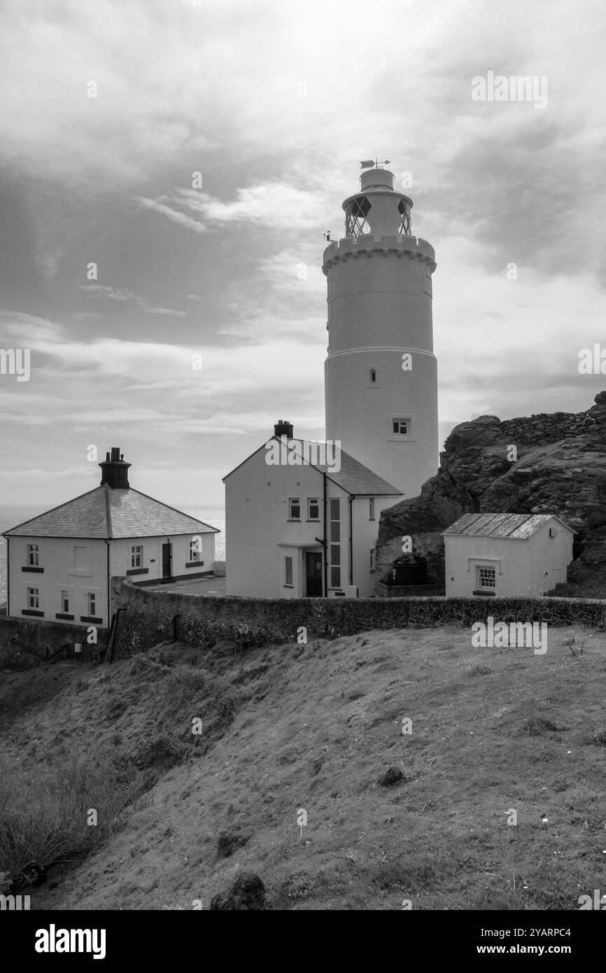 Start Point Lighthouse, von der Küste in Schwarz-weiß (monochrom) mit dramatischen Wolken Stockfoto