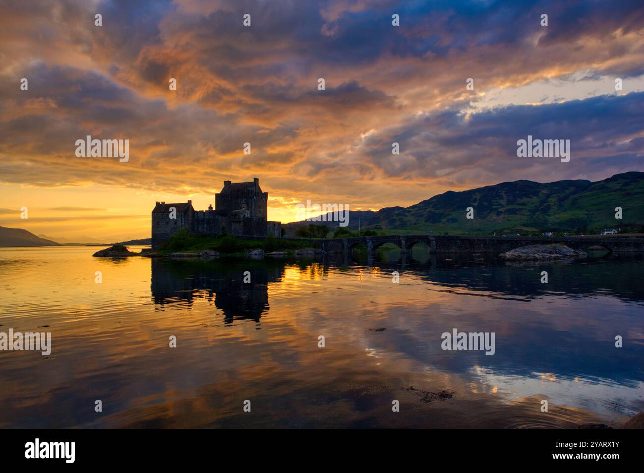 Eilean Donan Castle, Loch Dornie, Kyle of Lochalsh, Schottland bei Sonnenuntergang. Stockfoto