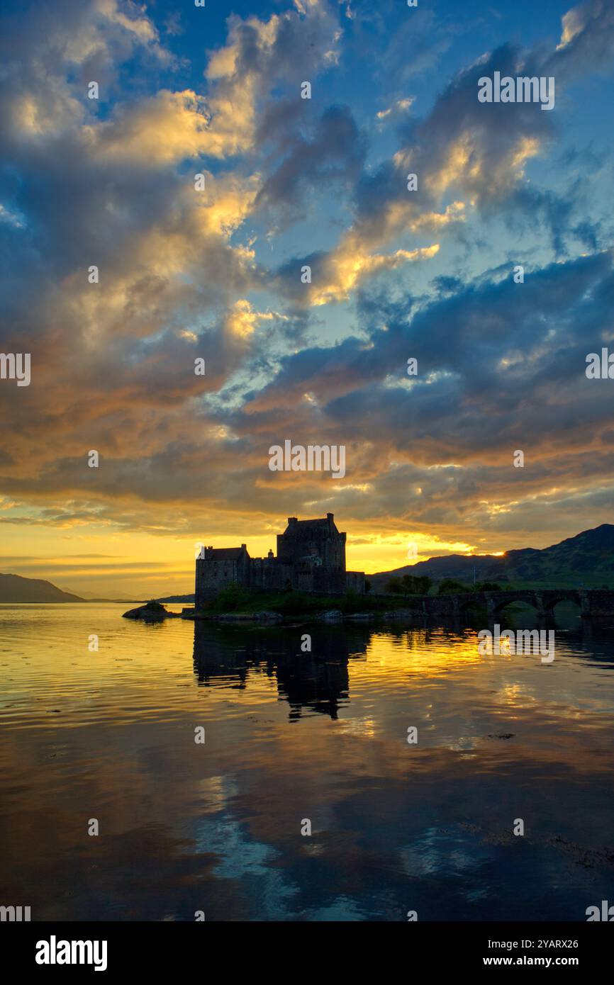 Eilean Donan Castle, Loch Dornie, Kyle of Lochalsh, Schottland bei Sonnenuntergang. Stockfoto