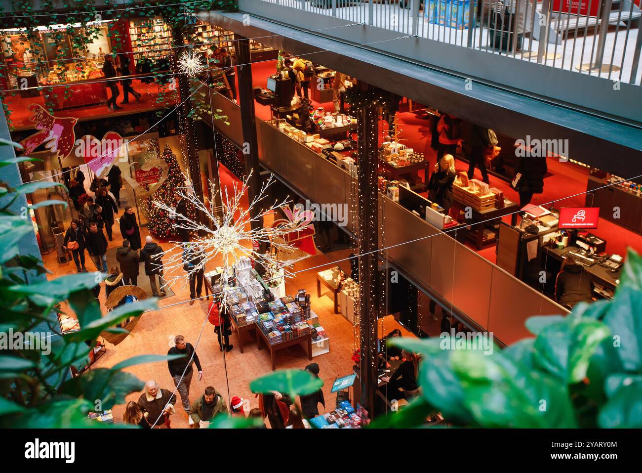 12-23-2023 BERLINER Buchhandlung "Dussmann das KulturKaufhaus" in Berlin. Morgen Heiligabend - Pdeople macht Geschenke an Freunde, Verwandte, Th Stockfoto