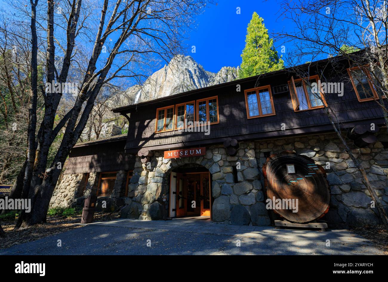 Sonniger Blick auf das Museum im Yosemite National Park, Kalifornien Stockfoto