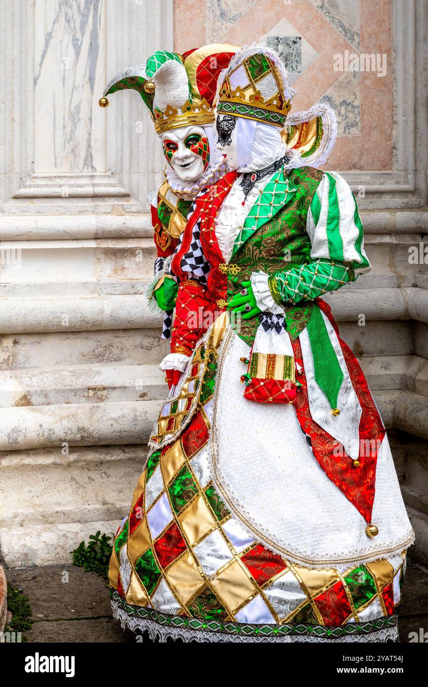 Venedig, Italien - 7. Februar 2024: Ein paar Leute, die während des Karnevals von Venedig in Italien in Harlequin gekleidet waren Stockfoto