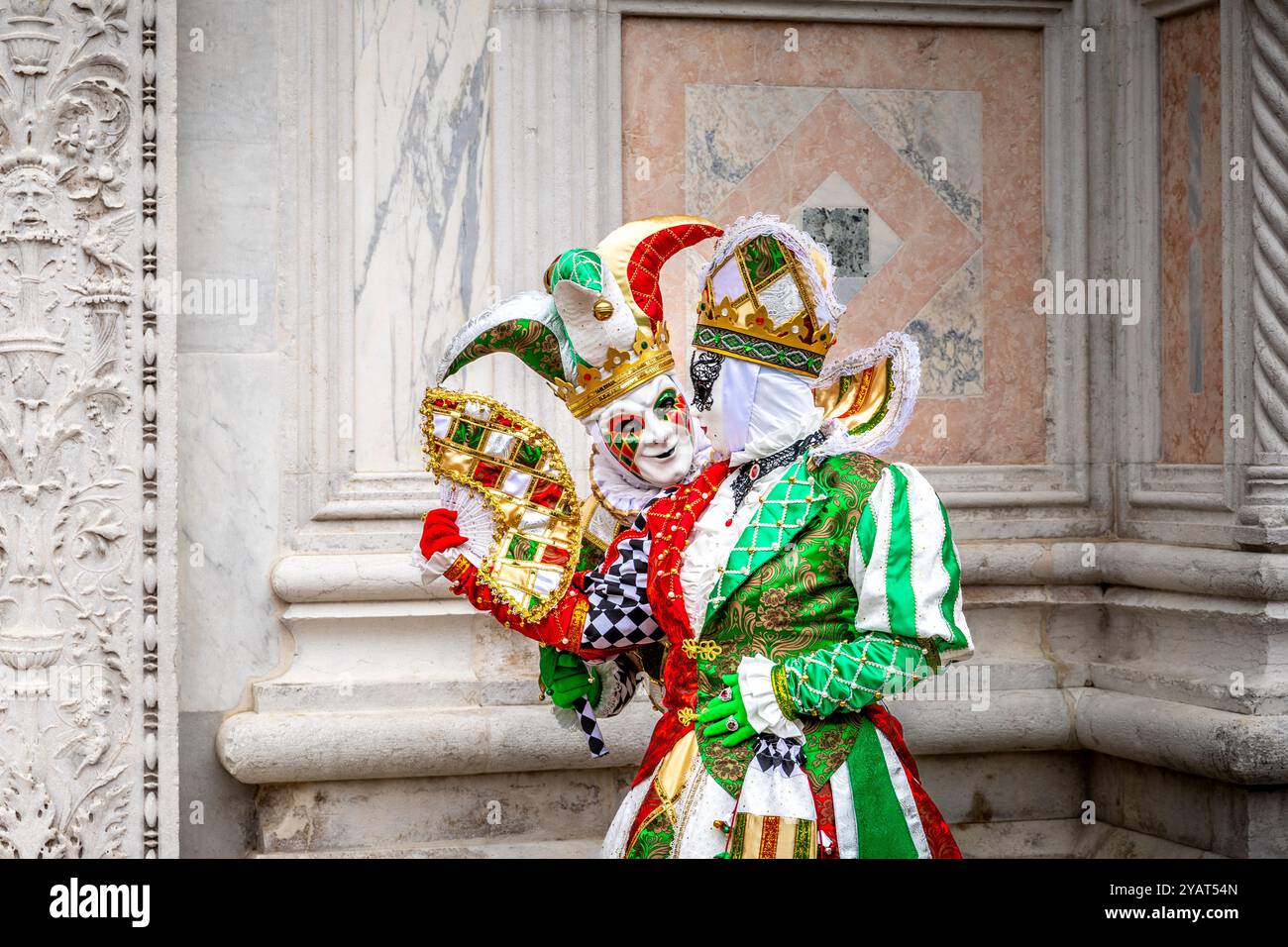 Venedig, Italien - 7. Februar 2024: Ein paar Leute, die während des Karnevals von Venedig in Italien in Harlequin gekleidet waren Stockfoto