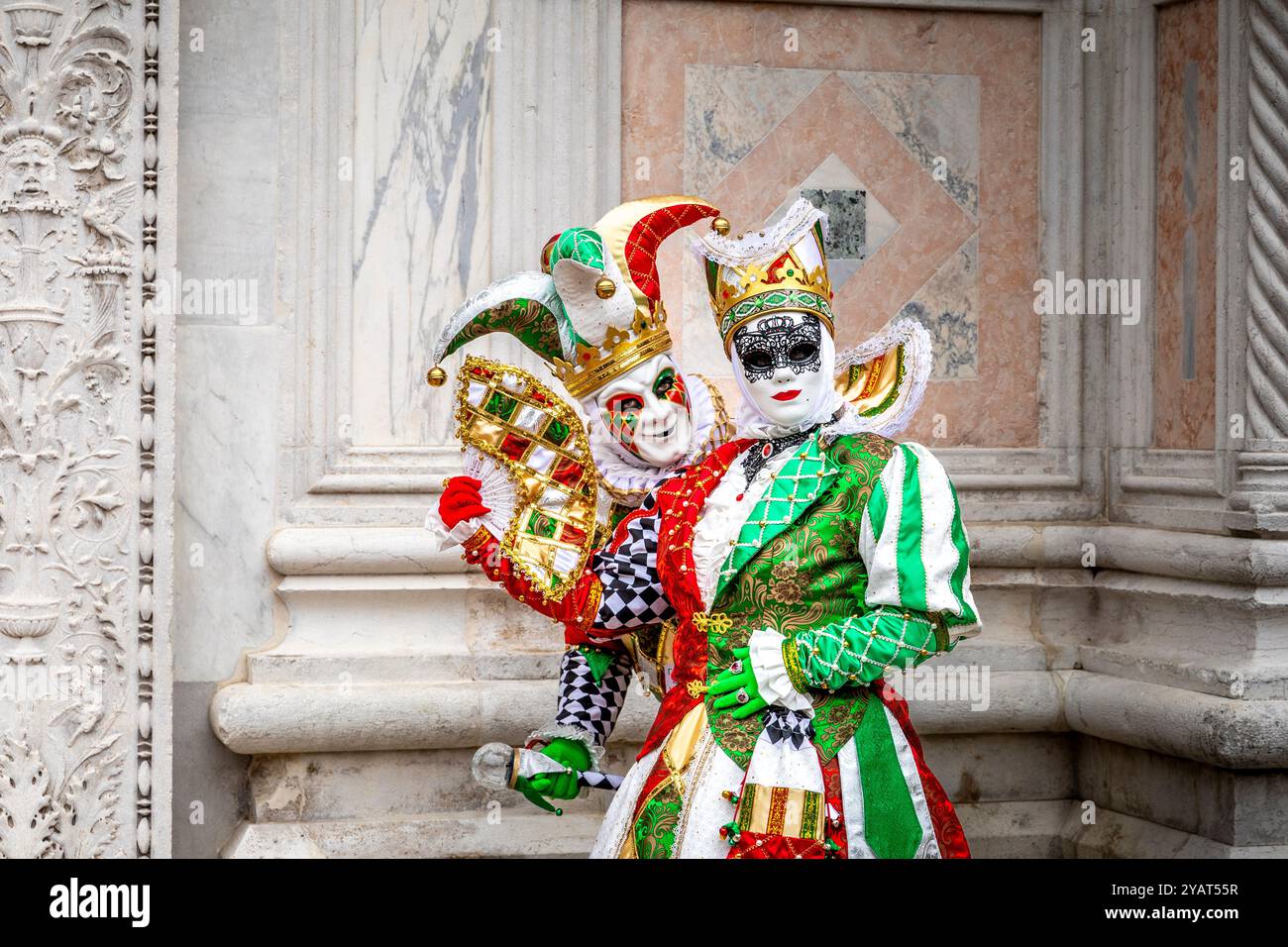 Venedig, Italien - 7. Februar 2024: Ein paar Leute, die während des Karnevals von Venedig in Italien in Harlequin gekleidet waren Stockfoto