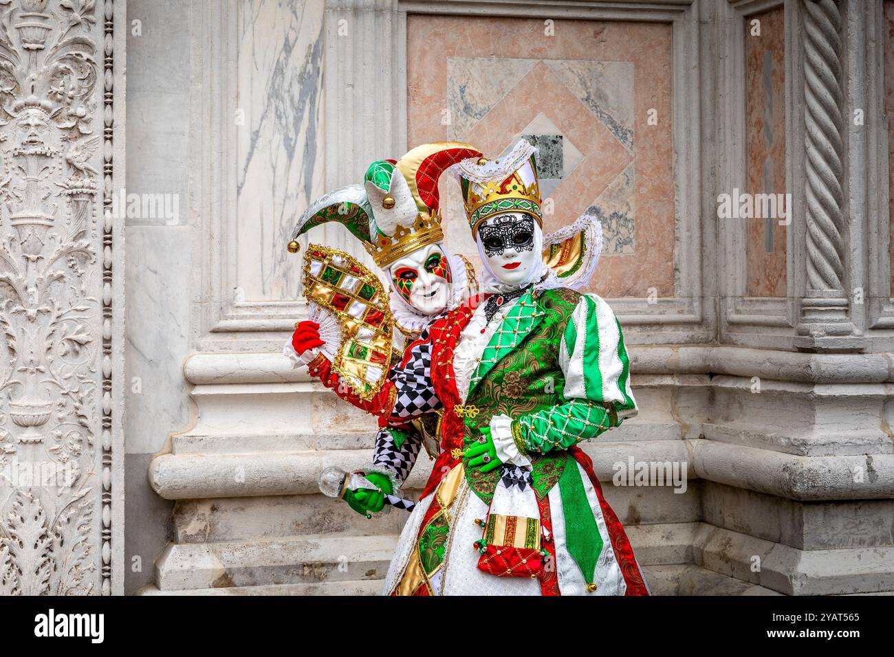 Venedig, Italien - 7. Februar 2024: Ein paar Leute, die während des Karnevals von Venedig in Italien in Harlequin gekleidet waren Stockfoto