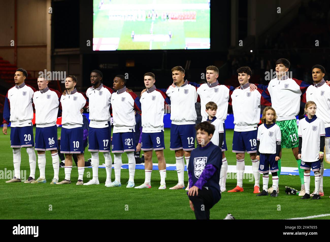 Bristol, Großbritannien. Oktober 2024. Spieler aus England treten für die Nationalhymne vor dem Qualifikationsspiel der UEFA-U21-Europameisterschaft in Ashton Gate in Bristol an. Der Bildnachweis sollte lauten: Annabel Lee-Ellis/Sportimage Credit: Sportimage Ltd/Alamy Live News Stockfoto