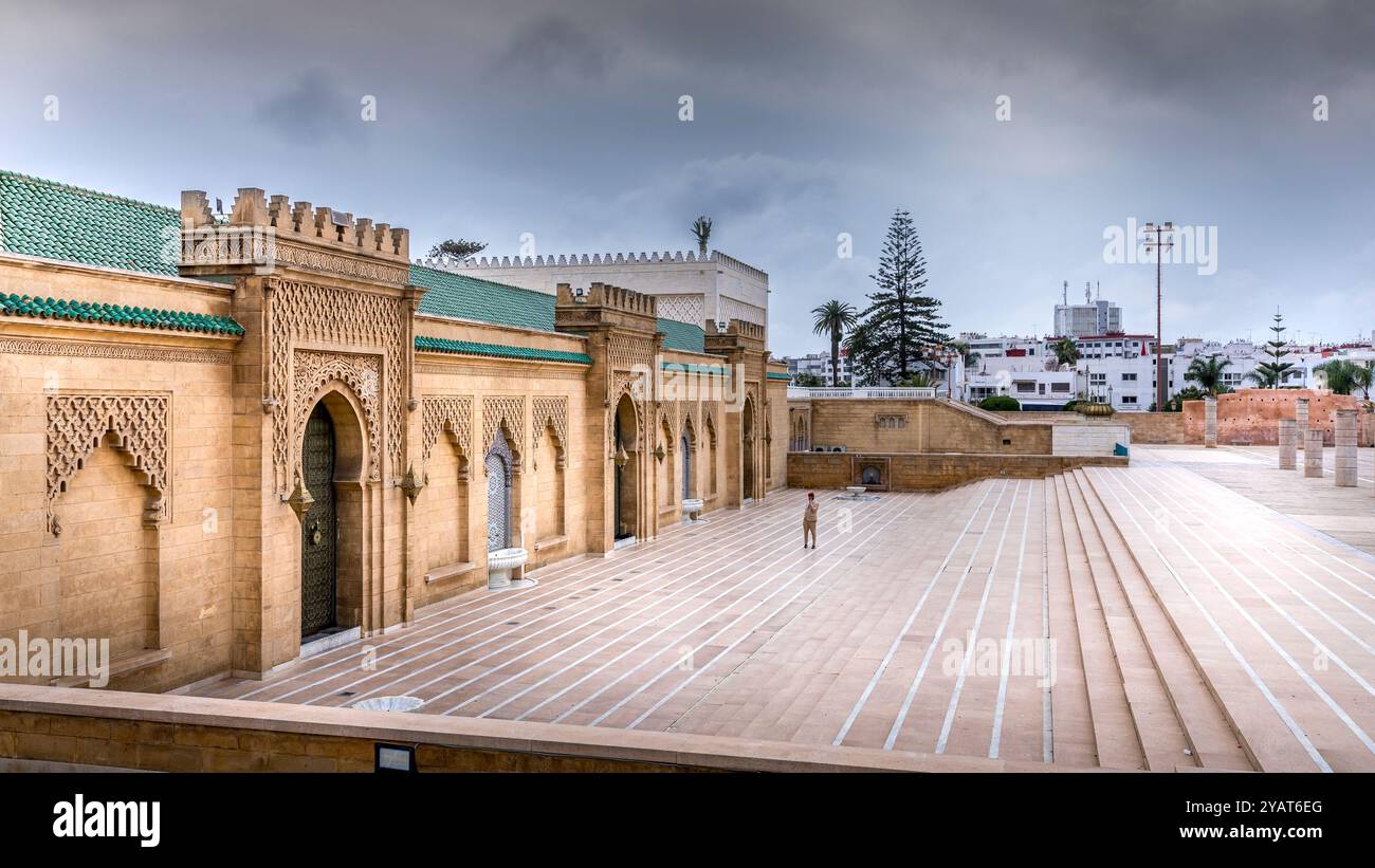 Rabat, Marokko - 23. März 2024: Ein traditioneller Brunnen und eine Tür in morrokanischem und islamischem Design im Hassan-Turm und Moschee in Rabat, Mor Stockfoto