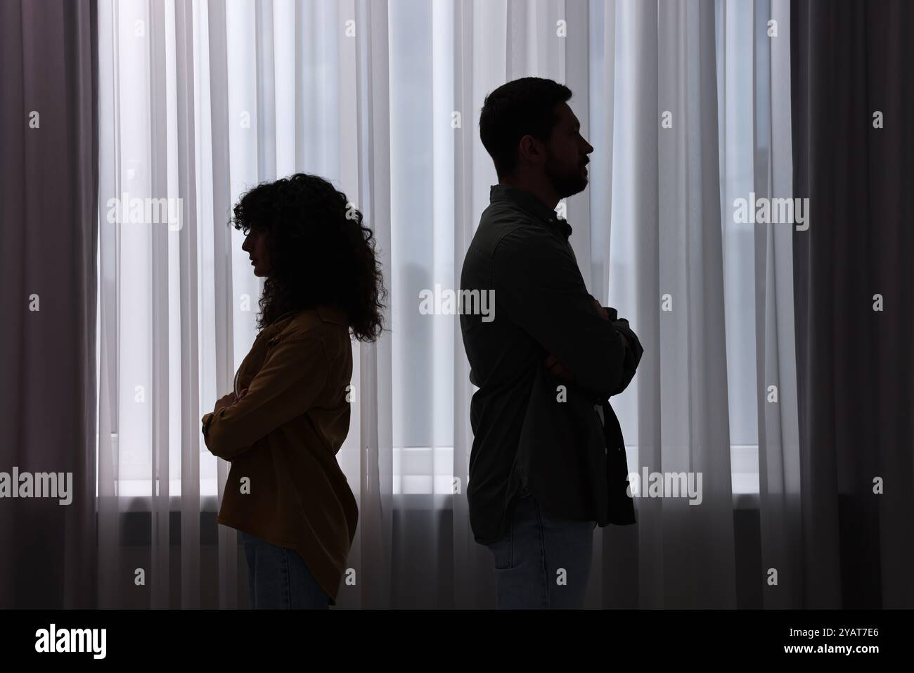 Ein Paar streitet nachts drinnen. Beziehungsprobleme Stockfoto