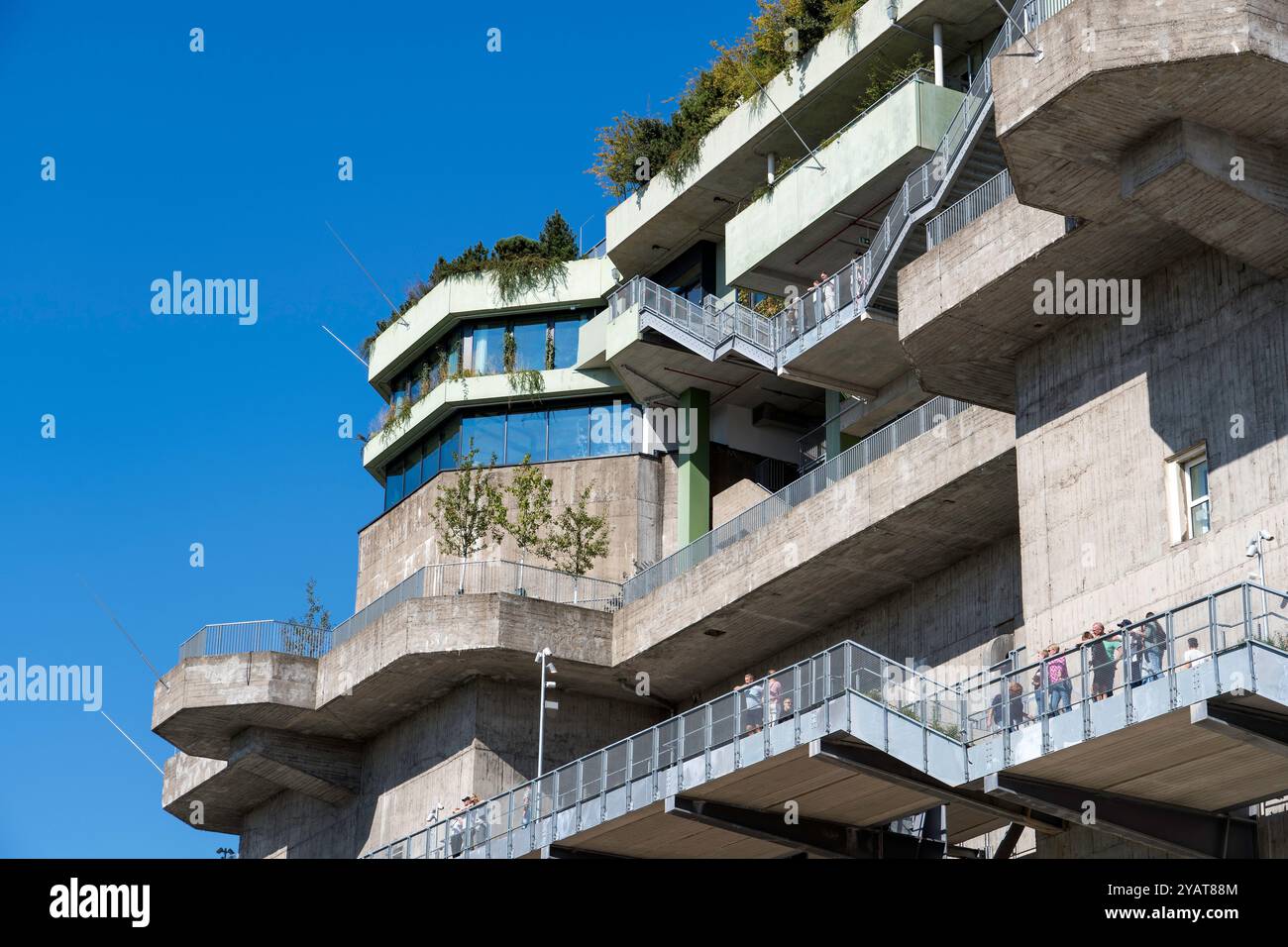 Der zweite Weltkrieg Bunker in Hamburg wurde zum modernen Green Rooftop Komplex umgebaut Stockfoto