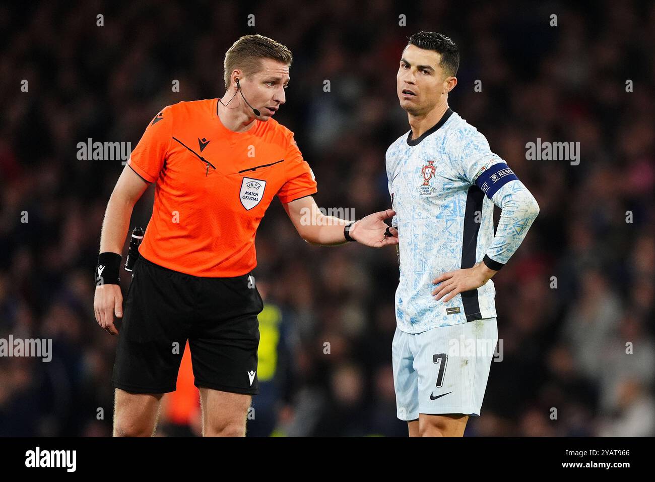 Schiedsrichter Lawrence Visser (links) spricht mit dem Portugiesen Cristiano Ronaldo während des Gruppenspiels der UEFA Nations League in Hampden Park, Glasgow. Bilddatum: Dienstag, 15. Oktober 2024. Stockfoto