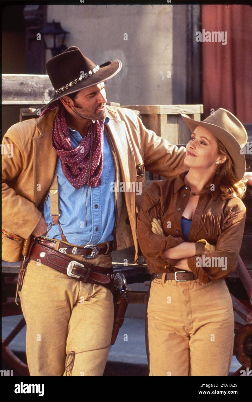 29. August 1993, Hollywood, Kalifornien, USA: BRUCE CAMPBELL als „BRISCOE COUNTY, JR“ und SHEENA EASTON in der TV-Show The Adventures of Briscoe County, Jr. Sein großer Anspruch auf Ruhm ist der böse Tod und die Armee der Finsternis. (Credit Image: © Entertainment Pictures via ZUMA Press) NUR REDAKTIONELLE VERWENDUNG! Nicht für kommerzielle ZWECKE! Stockfoto