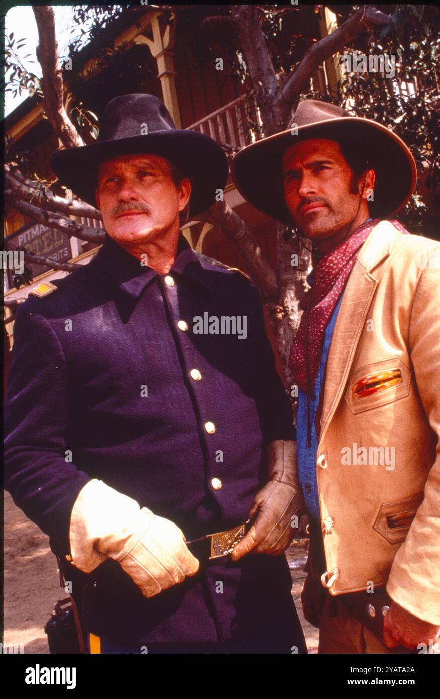 29. August 1993, Hollywood, Kalifornien, USA: BRUCE CAMPBELL als „BRISCOE COUNTY, JR“ und Co-Star in der TV-Show The Adventures of Briscoe County, Jr. Sein großer Anspruch auf Ruhm ist der böse Tod und die Armee der Finsternis. (Credit Image: © Entertainment Pictures via ZUMA Press) NUR REDAKTIONELLE VERWENDUNG! Nicht für kommerzielle ZWECKE! Stockfoto