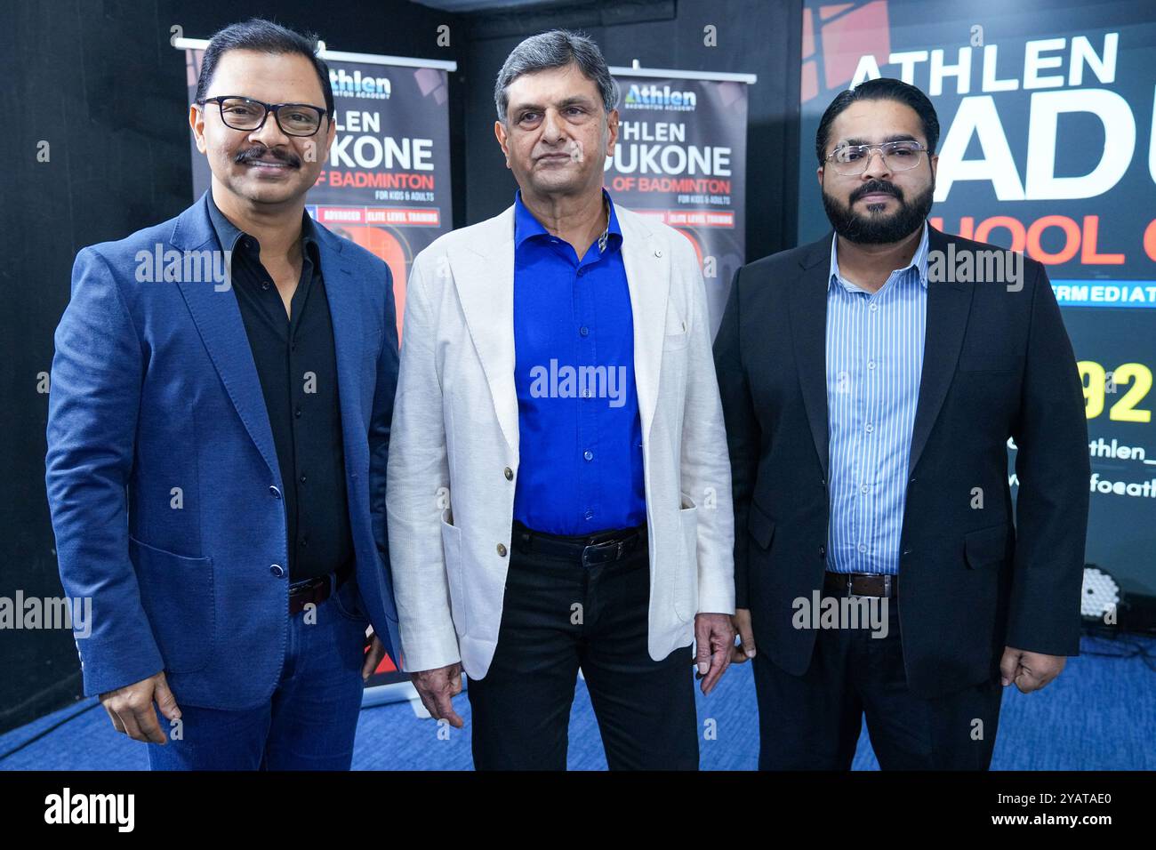 Präsident des Indian Sports Centre (ISC) Abdurrahman EP und Sekretär Nihad Mohamed Ali, zusammen mit der indischen Badminton-Legende Prakash Padukone in Katar gesehen. Stockfoto