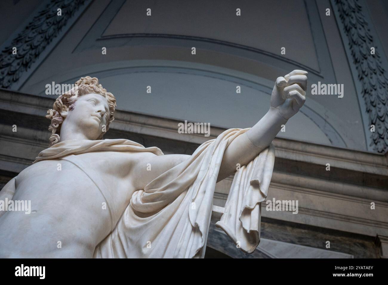 Vatikanstadt, Vatikan. Oktober 2024. Die Marmorstatue von „Apollo del Belvedere“ kehrt nach ihrer Restaurierung im Vatikanischen Museum wieder zu sehen. Die Statue, die 1489 in Rom auf dem Viminale-Hügel entdeckt wurde, wurde zwischen 1508 und 1509 auf Geheiß von Papst Julius II. In den Vatikan gebracht, der den Statuenhof in Belvedere mit einem zusammengesetzten ikonographischen Programm errichtete, das sich auf die mythischen Ursprünge des antiken Roms konzentrierte. Quelle: SOPA Images Limited/Alamy Live News Stockfoto