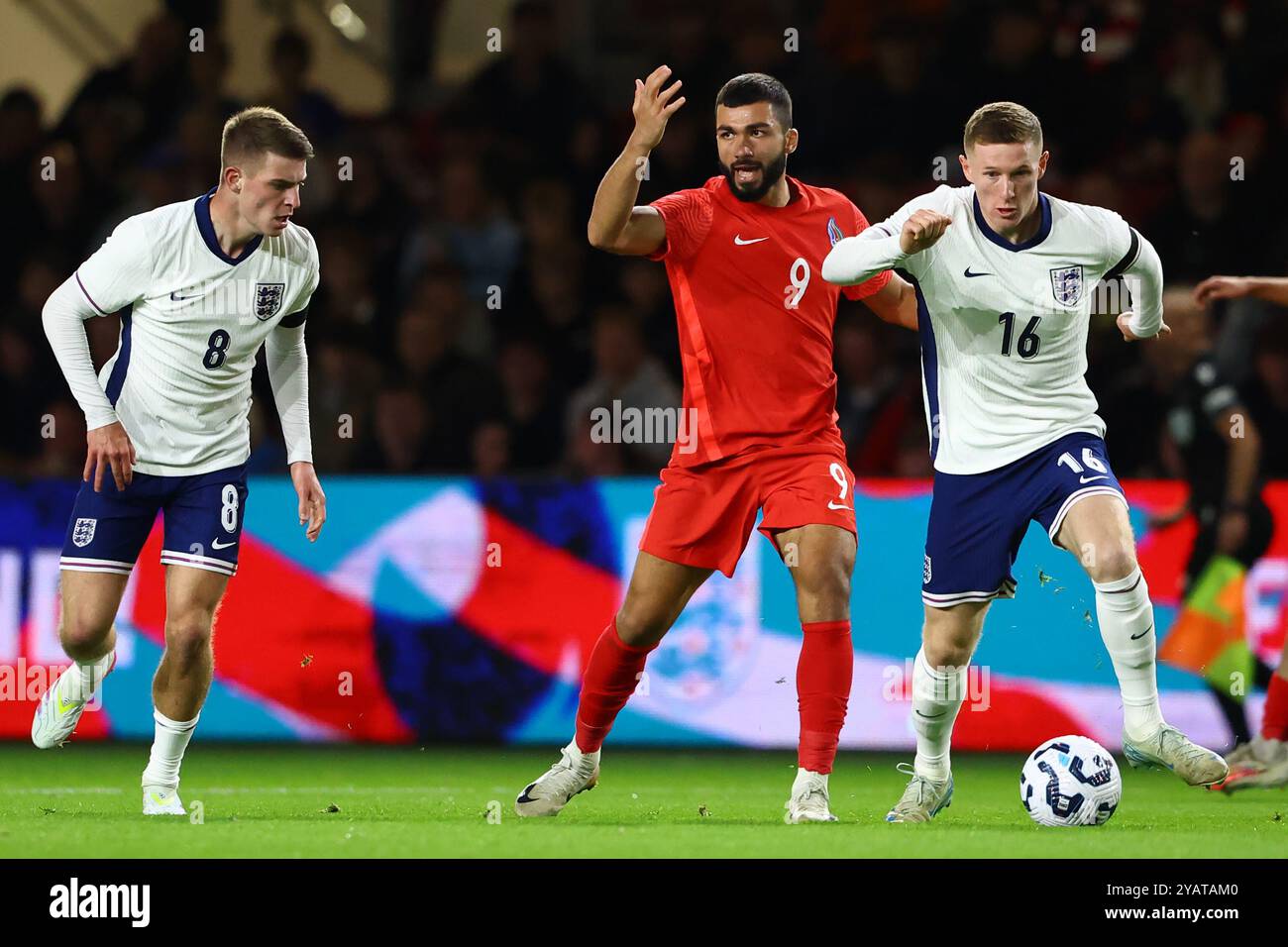 Bristol, Großbritannien. Oktober 2024. Musa Gurbanli aus Aserbaidschan reagiert, nachdem er von Alex Scott und Elliot Anderson aus England während des Qualifikationsspiels der UEFA-U21-Europameisterschaft in Ashton Gate, Bristol, unter Druck gesetzt wurde. Der Bildnachweis sollte lauten: Annabel Lee-Ellis/Sportimage Credit: Sportimage Ltd/Alamy Live News Stockfoto