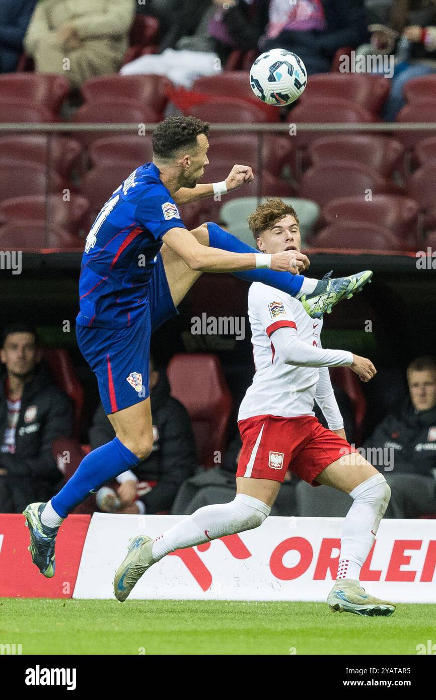 Stadion Narodowy, Warschau, Polen. Oktober 2024. Internationaler Fußball UEFA Nations League A, Gruppe 1, Polen gegen Kroatien; Ivan Perisic (CRO) genehmigt Nicola Zalewski (POL) Credit: Action Plus Sports/Alamy Live News Stockfoto