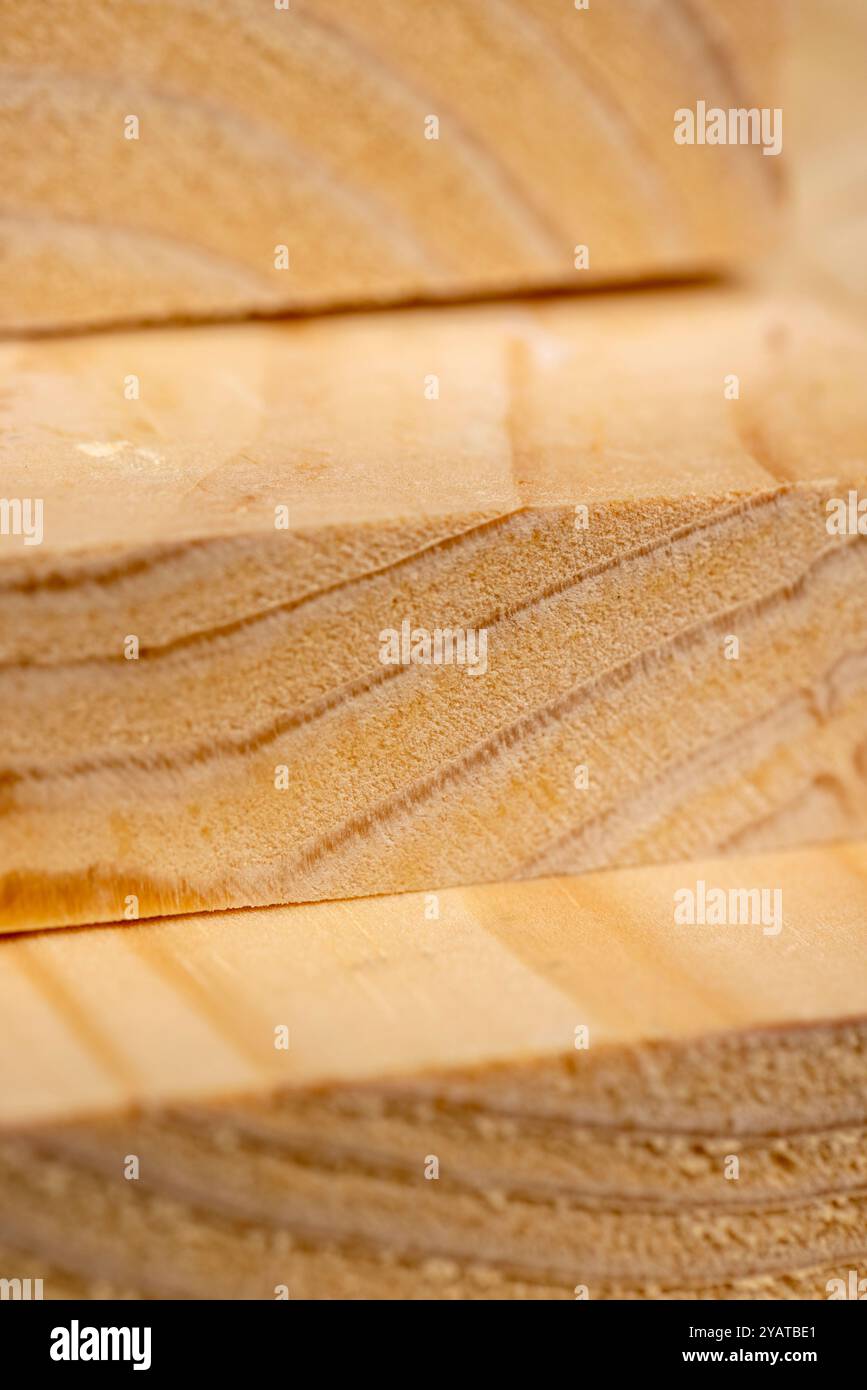 Kiefernholz für Bauarbeiten, Holzbretter für Bau- und Reparaturarbeiten aus Holz, Nahaufnahme Stockfoto