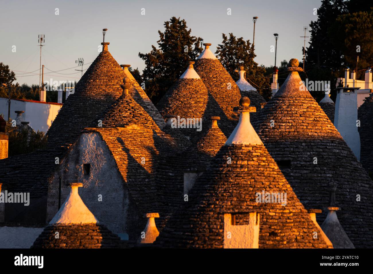 Der Sonnenuntergang über den Dachziegeln des Trulli in Alberobello. Stockfoto