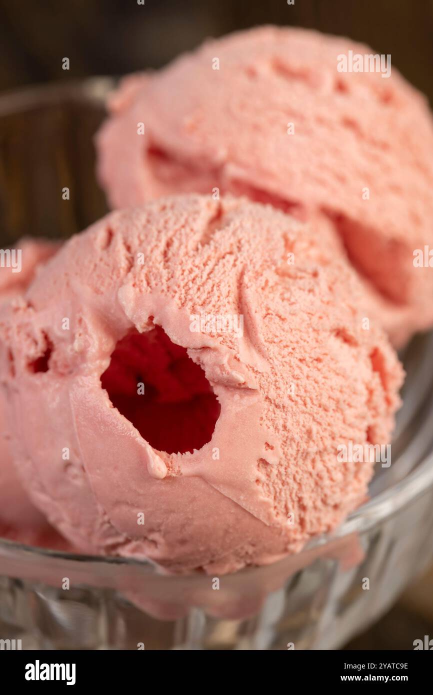 Süßes, cremiges Eis mit Erdbeergeschmack in der Nähe, rotes Erdbeereis Stockfoto