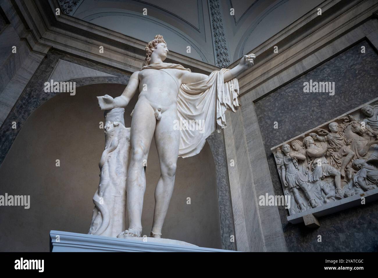 Vatikanstadt, Vatikan. Oktober 2024. Die Marmorstatue von „Apollo del Belvedere“ kehrt nach ihrer Restaurierung im Vatikanischen Museum wieder zu sehen. Die Statue, die 1489 in Rom auf dem Viminale-Hügel entdeckt wurde, wurde zwischen 1508 und 1509 auf Geheiß von Papst Julius II. In den Vatikan gebracht, der den Statuenhof in Belvedere mit einem zusammengesetzten ikonographischen Programm errichtete, das sich auf die mythischen Ursprünge des antiken Roms konzentrierte. (Foto: Stefano Costantino/SOPA Images/SIPA USA) Credit: SIPA USA/Alamy Live News Stockfoto