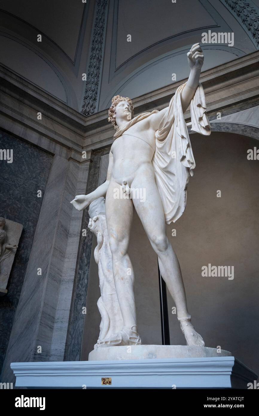 Vatikanstadt, Vatikan. Oktober 2024. Die Marmorstatue von „Apollo del Belvedere“ kehrt nach ihrer Restaurierung im Vatikanischen Museum wieder zu sehen. Die Statue, die 1489 in Rom auf dem Viminale-Hügel entdeckt wurde, wurde zwischen 1508 und 1509 auf Geheiß von Papst Julius II. In den Vatikan gebracht, der den Statuenhof in Belvedere mit einem zusammengesetzten ikonographischen Programm errichtete, das sich auf die mythischen Ursprünge des antiken Roms konzentrierte. (Foto: Stefano Costantino/SOPA Images/SIPA USA) Credit: SIPA USA/Alamy Live News Stockfoto